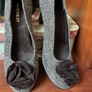 AEROSOLES Gray Tweed Pumps with Black Fabric Rosette